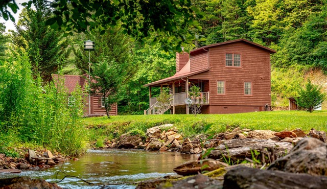 Full frontage creek retreat with Game Room, Near Nantahala,casino,waterfalls