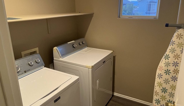 Full home for your family! less than 20 min from Las Vegas Strip.