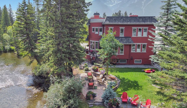 Full-Home Rocky Mountain Creekside Retreat. Mountain Views & Family Friendly