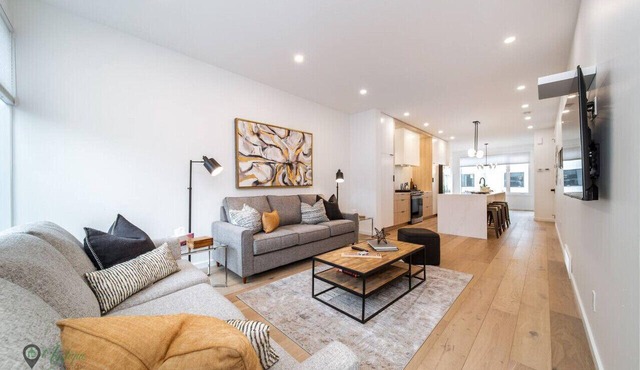 Full Home w/Separate BSMT | Sleeps 12| King Beds