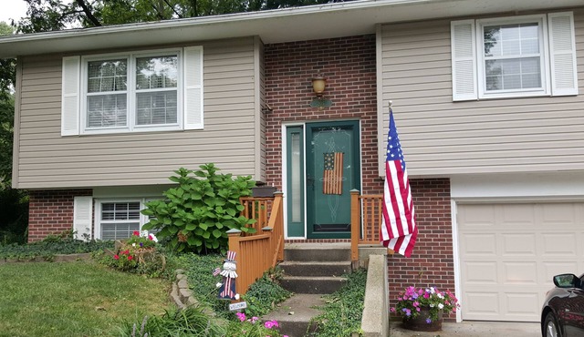 Full House Just Steps Away from Missouri River, Katy Trail, Shopping & More!