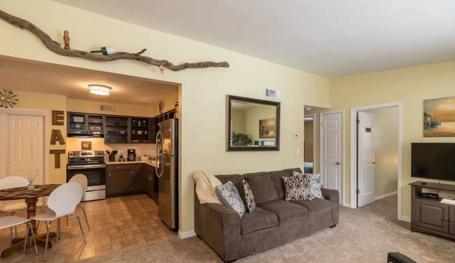 Full Kitchen,W&D,Wifi,self checkin,driveway prking!
