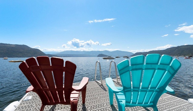 Full Lake Front Cabin on the Shuswap! Sleeps 13
