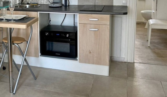 Fully equipped, comfortable studio ideally located