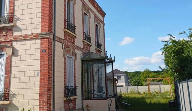 Fully equipped house near train station and town center