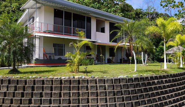 Fully equipped 2-bedroom apartment close to mountains and beach with great WiFi