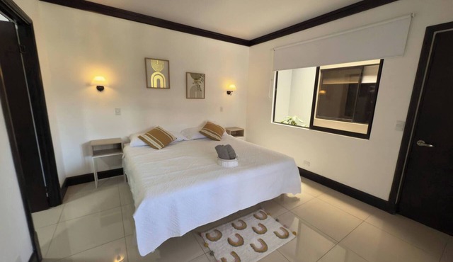 Fully Equipped 3 beds 2 cars 20-min airport