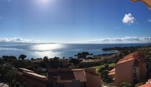 Fully-equipped 3-bedroom apartment with sea view and beach 200 m from restaurants and minimarket.