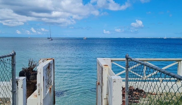 Fully equipped apartment, ideal for remote work, 50 steps from the ocean.