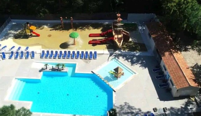 FULLY EQUIPPED MOBIL HOME with large 30 M2 terrace and small garden.