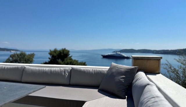 Fully equipped seafront house with spectacular seaview & small beach right below