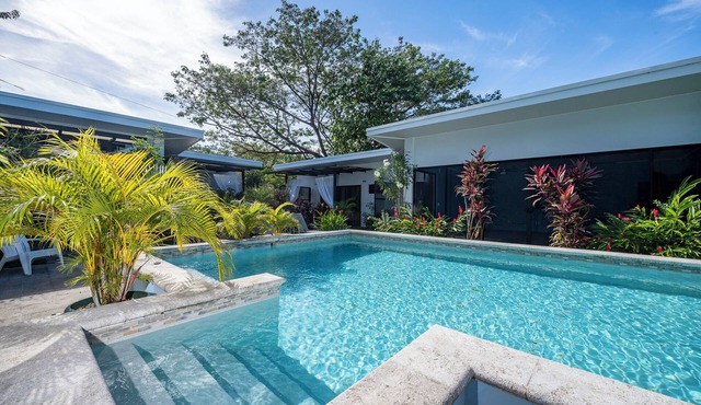 Fully equipped studio, short walk to beach, stores and restaurants