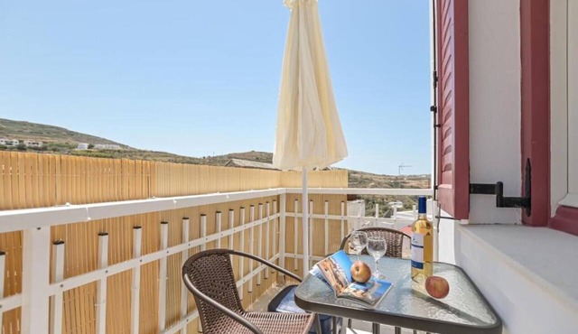 Fully equipped vacation home with scenic view, 7 min drive to the beach.