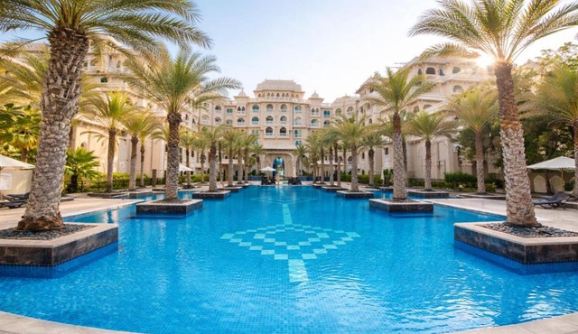 Fully-equppied studio with private beach and pool