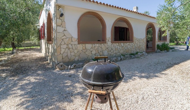 Fully fenced single villa 200 meters from the Punta Grugno beach