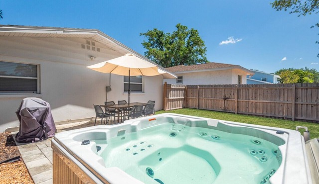 Fully Fenced w/Hot tub near Siesta Key Bridge!