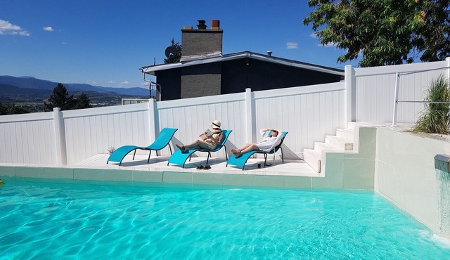 FULLY LICENCED : Private HEATED POOL and hot tub with Okanagan valley view