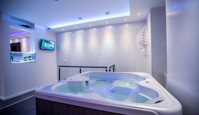 Fully privatized apartment with jacuzzi and steam shower