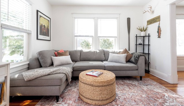 Fully remodeled Cozy Cottage centrally and conveniently located to Lake Geneva.