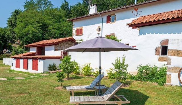 Fully Renovated 16th-Century Farmhouse 20 Minutes from the Ocean, at the Foot of Hiking Trails