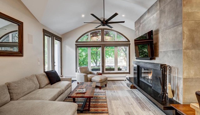 Fully Renovated 2 Bedroom in Arrowhead Village!