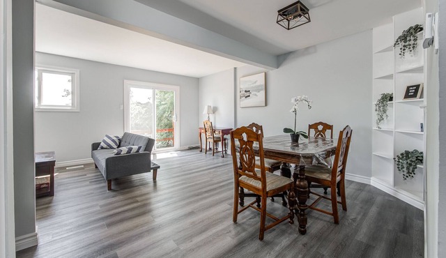 Fully Renovated Townhouse with New Foosball Table!
