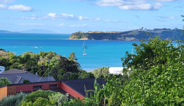Fully self contained guest suite, beautiful sea views. 7 minutes walk to beach