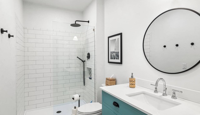 Fully Updated 2 Bedroom Apartment in Downtown - Just Steps Away from Green Lake