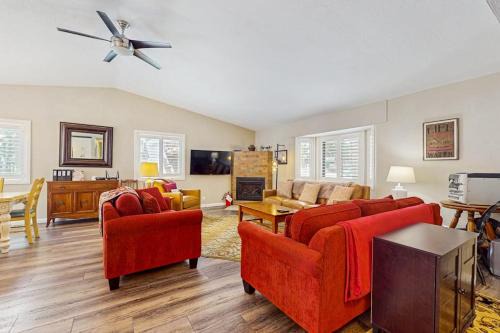 Fully updated home near the lake with full kitchen & free WiFi