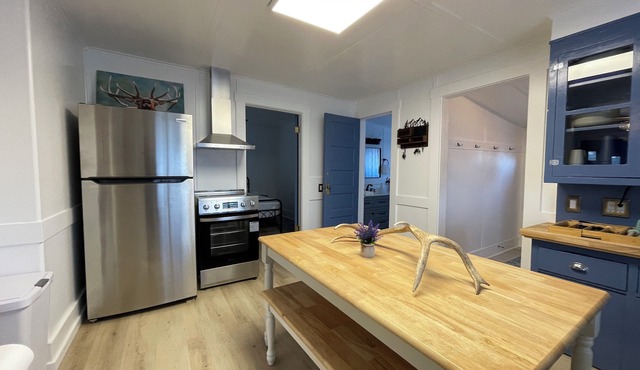 Fun & Charming 3-bed, 2-bath house with WiFi, AC and deck in delightful McGill