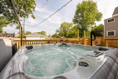 Fun for Everyone w Hot Tub BBQ Patio