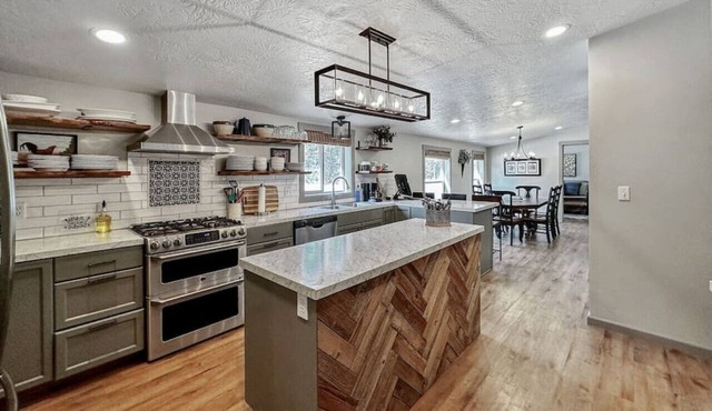 Fun Modern Cabin Near Clear Creek Station