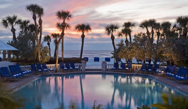 Fun-packed Stay! Minutes to St. Pete Beach! 4 Relaxing Room, Outdoor Pool