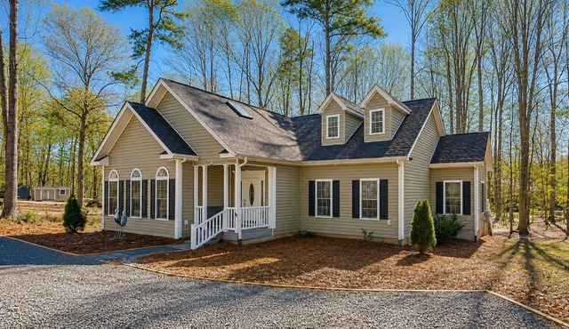 Fun & relaxing getaway with 2 game rooms, fire pits, deck, & more