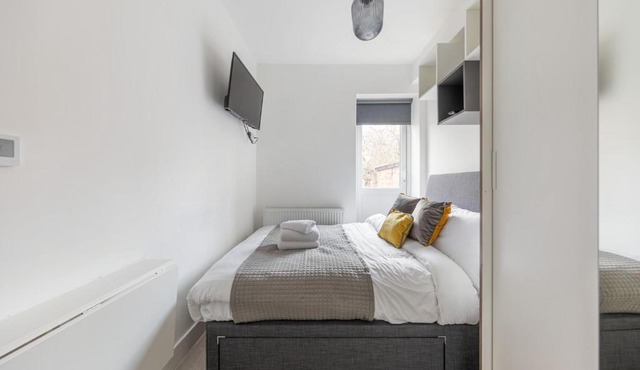Functional Double With An Ensuite Toilet And Shower Near Tube And Bus Stations