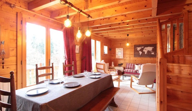 Functional chalet with stove and garage, near center and lifts