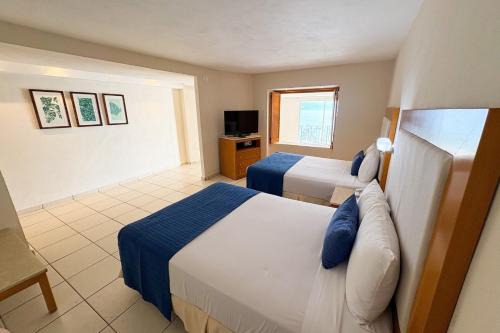 Functional, pool and direct access to the beach!