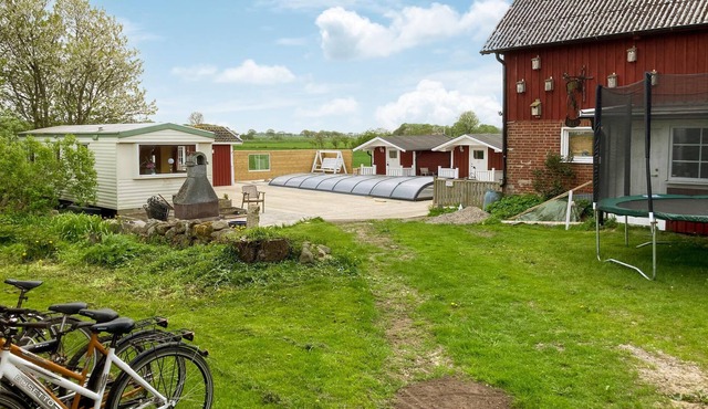 Functionally furnished domicile, on a divided plot, with pool and barbecue.