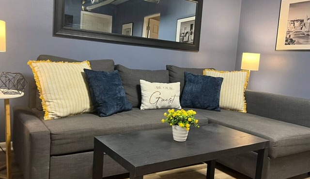 Funky 3rd Floor Condo, 5 Beds w/Sofa Bed + WIFI!
