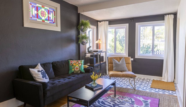 Funky House - Private Hot Tub - Walking Distance to Downtown