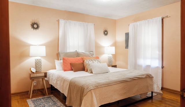 Funky Mid Century Themed Limestone Cottage - 2 Bedrooms Sleeps 6 - Pets Welcome!