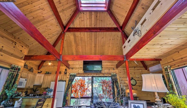 Furnished Deck: Romantic Strawberry/Pine Studio!