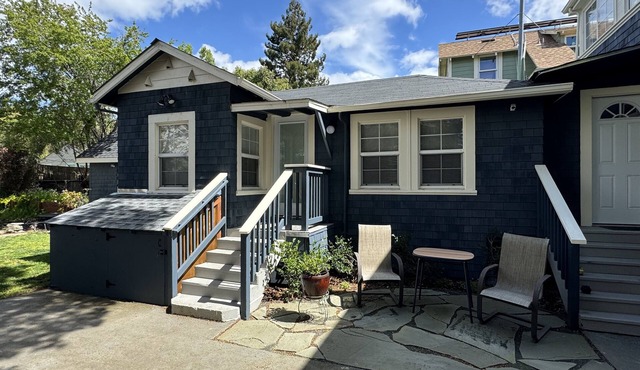 Furnished North Berkeley pet-friendly cottage in the center of it all