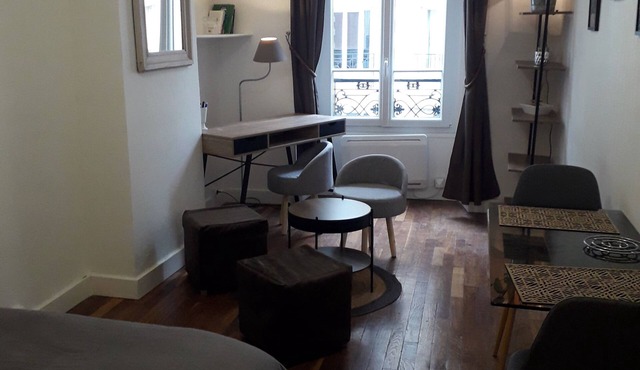 Furnished studio 22m2 2nd floor weekly rental near Eiffel Tower