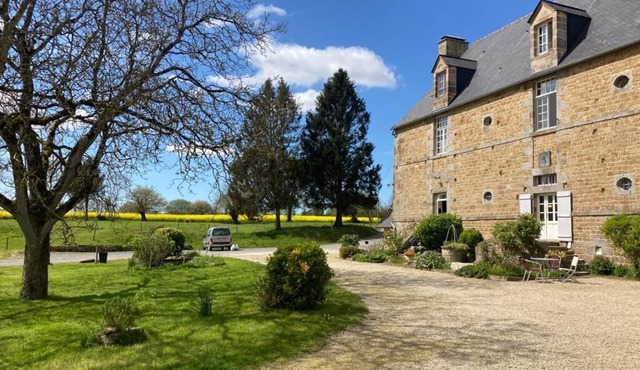 Furnished studio/loft in 17th-century estate