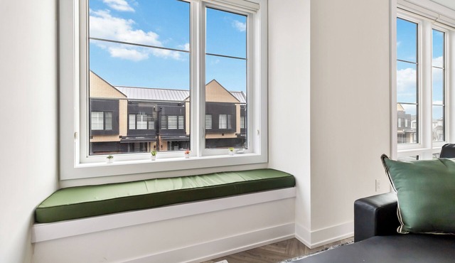 Furnished townhome 3 Bdrs, close to amenities & attractions, centrally located