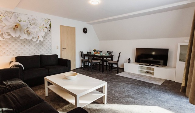 FW 1 mit 2 Schlafzimmern & Balkon - Rebentisch - Hotel Ferienwohnungen Restaurant