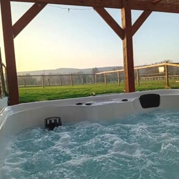Gîte avec jacuzzi privatif et piscine privative - Haras Le Val Du Conte