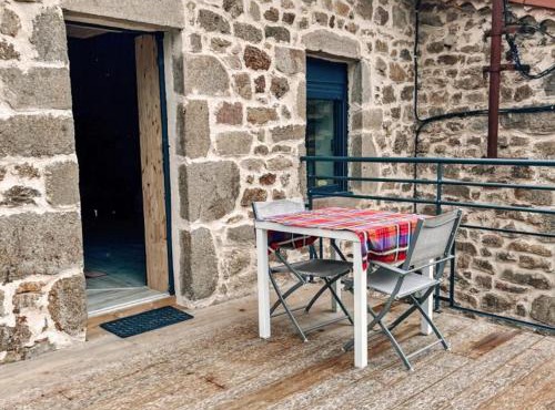 Gîte en pierre du 18ème siècle avec vue sur vallée, jacuzzi et terrasses - FR-1-496-335