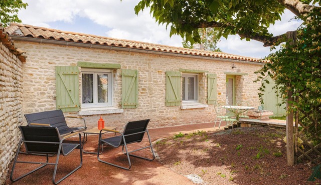 Gîte Le Romarin: Shared Pool, Communal Terrace & Wi-Fi in Courçon